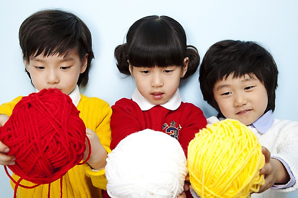 포토 JPG 스튜디오촬영 여자 남자 어린이라이프 어린이 놀이 실내 웃음 들기 사람 동양인 소녀 소년 상반신 세명 친구 한국인 털실 주기 어린이세상 뭉치 어린이만 국내포토 라이프스타일 관계 모션 표정 인종 내부 실 파일형식