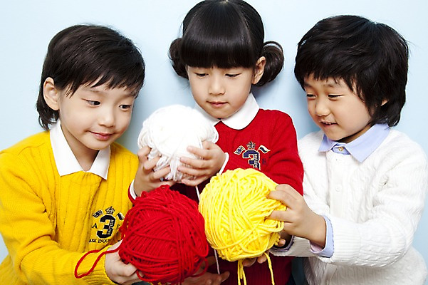 포토 JPG 스튜디오촬영 여자 남자 어린이라이프 어린이 놀이 실내 웃음 들기 사람 동양인 소녀 소년 상반신 세명 친구 한국인 비교 털실 즐거움 어린이세상 뭉치 어린이만 국내포토 라이프스타일 감정 컨셉 관계 모션 표정 인종 내부 실 파일형식