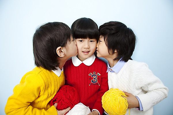 포토 JPG 스튜디오촬영 여자 남자 어린이라이프 어린이 놀이 키스 실내 들기 사람 동양인 소녀 소년 상반신 세명 친구 한국인 털실 어린이세상 뭉치 어린이만 국내포토 라이프스타일 관계 모션 인종 내부 실 애정표현 파일형식