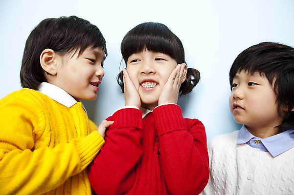 포토 JPG 스튜디오촬영 여자 남자 어린이라이프 어린이 놀이 실내 웃음 사람 동양인 손짓 소녀 소년 상반신 세명 친구 한국인 수줍음 즐거움 어린이세상 어린이만 국내포토 라이프스타일 감정 관계 모션 표정 인종 내부 파일형식