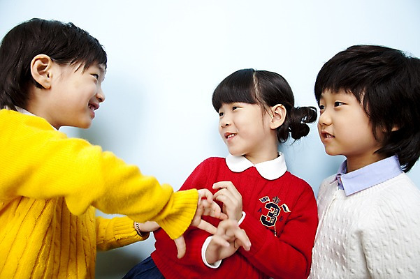 포토 JPG 스튜디오촬영 여자 남자 어린이라이프 어린이 장난 놀이 실내 웃음 사람 동양인 손짓 소녀 소년 상반신 세명 친구 마주보기 한국인 즐거움 어린이세상 어린이만 국내포토 라이프스타일 감정 관계 모션 표정 인종 내부 파일형식