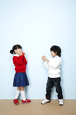 포토 JPG 스튜디오촬영 전신 여자 남자 어린이라이프 어린이 포즈 놀이 실내 말하기 서기 웃음 들기 사람 동양인 소녀 소년 두명 친구 한국인 실전화기 즐거움 어린이세상 실전화놀이 어린이만 국내포토 라이프스타일 감정 관계 모션 표정 인종 내부 파일형식