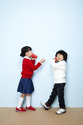 포토 JPG 스튜디오촬영 전신 여자 남자 어린이라이프 어린이 포즈 놀이 실내 말하기 서기 웃음 들기 사람 동양인 소녀 소년 두명 친구 듣기 한국인 실전화기 즐거움 어린이세상 실전화놀이 어린이만 국내포토 라이프스타일 감정 관계 모션 표정 인종 내부 파일형식