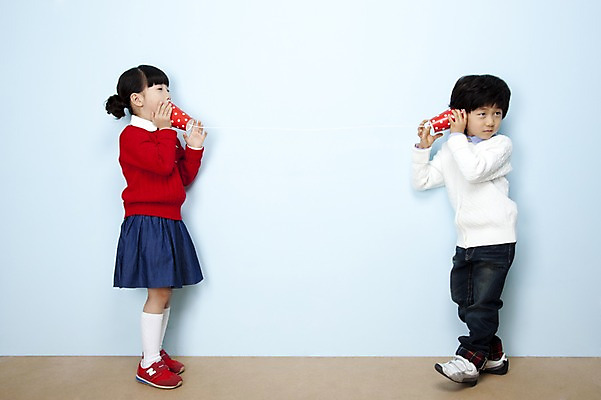 포토 JPG 스튜디오촬영 전신 여자 남자 어린이라이프 어린이 포즈 놀이 실내 말하기 서기 웃음 들기 사람 동양인 소녀 소년 두명 친구 듣기 한국인 실전화기 즐거움 어린이세상 실전화놀이 어린이만 국내포토 라이프스타일 감정 관계 모션 표정 인종 내부 파일형식