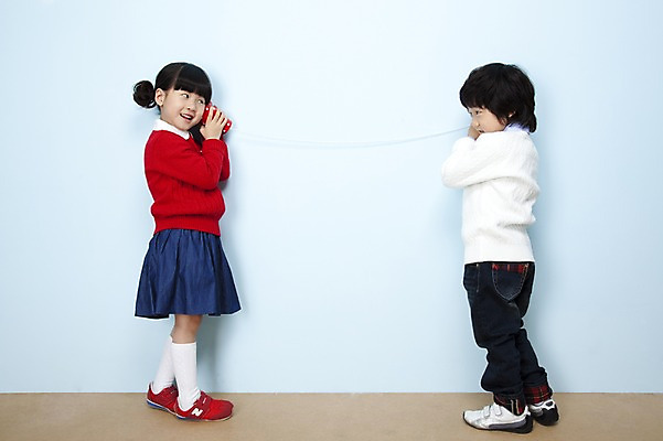 포토 JPG 스튜디오촬영 전신 여자 남자 어린이라이프 어린이 놀이 실내 서기 웃음 들기 사람 동양인 소녀 소년 두명 친구 듣기 한국인 실전화기 즐거움 어린이세상 실전화놀이 어린이만 국내포토 라이프스타일 감정 관계 모션 표정 인종 내부 파일형식