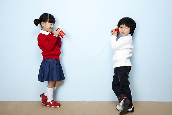 포토 JPG 스튜디오촬영 전신 여자 남자 어린이라이프 어린이 포즈 놀이 실내 말하기 서기 웃음 들기 사람 동양인 소녀 소년 두명 친구 듣기 한국인 실전화기 즐거움 어린이세상 실전화놀이 어린이만 국내포토 라이프스타일 감정 관계 모션 표정 인종 내부 파일형식