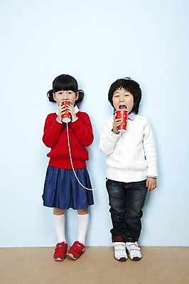 포토 JPG 스튜디오촬영 전신 여자 남자 어린이라이프 어린이 포즈 놀이 입모양 실내 말하기 서기 웃음 들기 사람 동양인 소녀 소년 두명 친구 한국인 실전화기 즐거움 어린이세상 실전화놀이 어린이만 국내포토 모양 라이프스타일 감정 관계 모션 표정 인종 내부 입 파일형식