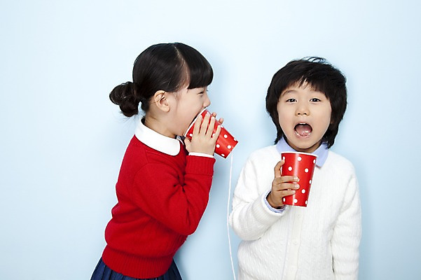 포토 JPG 스튜디오촬영 여자 남자 어린이라이프 어린이 포즈 놀이 입모양 실내 말하기 웃음 들기 사람 동양인 소녀 소년 상반신 두명 옆모습 친구 한국인 실전화기 즐거움 어린이세상 실전화놀이 어린이만 국내포토 모양 라이프스타일 감정 뷰포인트 관계 모션 표정 인종 내부 입 파일형식