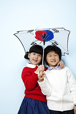 포토 JPG 스튜디오촬영 여자 남자 어린이라이프 어린이 포즈 우산 놀이 실내 서기 미소 웃음 들기 사람 동양인 소녀 소년 상반신 두명 친구 기쁨 한국인 태극기 즐거움 어린이세상 어린이만 국내포토 라이프스타일 감정 관계 모션 표정 인종 내부 국기 파일형식