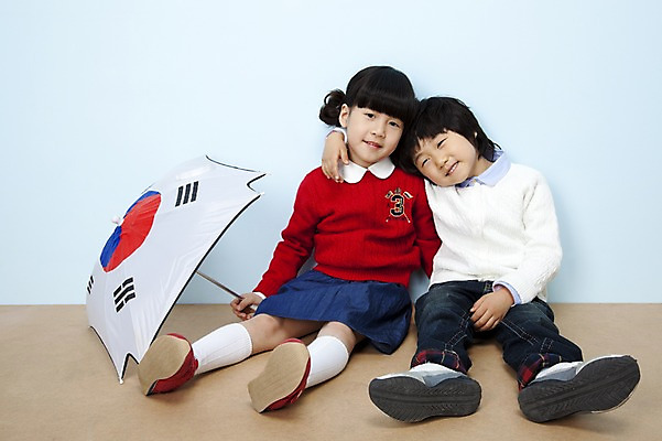 포토 JPG 스튜디오촬영 전신 여자 남자 어린이라이프 어린이 포즈 우산 놀이 어깨동무 실내 웃음 누끼 사람 앉기 동양인 소녀 소년 두명 친구 한국인 태극기 즐거움 어린이세상 어린이만 국내포토 라이프스타일 감정 관계 모션 표정 인종 내부 국기 파일형식