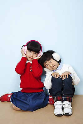 포토 JPG 스튜디오촬영 전신 계절 여자 남자 어린이라이프 어린이 포즈 겨울 놀이 실내 미소 웃음 누끼 사람 앉기 동양인 소녀 소년 두명 친구 한국인 귀마개 즐거움 어린이세상 어린이만 국내포토 라이프스타일 잡화 감정 관계 모션 표정 인종 내부 파일형식