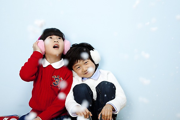 포토 JPG 스튜디오촬영 계절 여자 남자 어린이라이프 어린이 겨울 놀이 입모양 새로움 실내 웃음 사람 앉기 동양인 소녀 소년 상반신 두명 친구 놀람 한국인 눈 귀마개 즐거움 신기함 어린이세상 어린이만 국내포토 자연요소 모양 라이프스타일 잡화 감정 컨셉 관계 모션 날씨 표정 인종 내부 입 파일형식