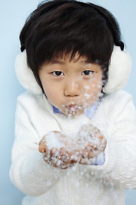 포토 JPG 스튜디오촬영 계절 남자 어린이라이프 초등학생 어린이 포즈 겨울 놀이 입모양 날리기 실내 한명 사람 동양인 소년 상반신 한국인 양손 눈 불기 귀마개 어린이세상 남자만 남자한명만 어린이만 소년만 소년한명만 국내포토 자연요소 모양 1 학생 라이프스타일 손 잡화 모션 날씨 인종 내부 입 파일형식