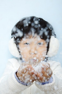 포토 JPG 스튜디오촬영 계절 남자 어린이라이프 초등학생 어린이 포즈 겨울 놀이 입모양 날리기 실내 한명 사람 동양인 소년 상반신 한국인 양손 눈 불기 귀마개 어린이세상 남자만 남자한명만 어린이만 소년만 소년한명만 국내포토 자연요소 모양 1 학생 라이프스타일 손 잡화 모션 날씨 인종 내부 입 파일형식