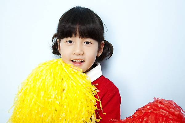 포토 JPG 스튜디오촬영 여자 어린이라이프 초등학생 어린이 포즈 응원 놀이 실내 한명 웃음 들기 사람 동양인 소녀 상반신 한국인 응원용품 즐거움 어린이세상 응원수술 여자만 여자한명만 어린이만 소녀만 소녀한명만 국내포토 1 학생 라이프스타일 감정 모션 표정 인종 내부 오브젝트 파일형식