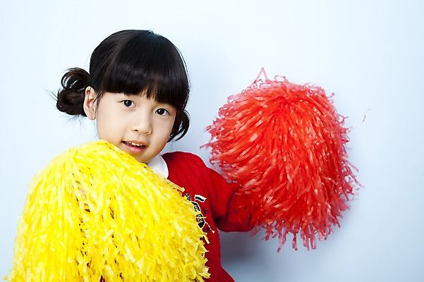 포토 JPG 스튜디오촬영 여자 어린이라이프 초등학생 어린이 포즈 응원 놀이 실내 한명 웃음 들기 사람 동양인 소녀 상반신 한국인 응원용품 즐거움 어린이세상 응원수술 여자만 여자한명만 어린이만 소녀만 소녀한명만 국내포토 1 학생 라이프스타일 감정 모션 표정 인종 내부 오브젝트 파일형식