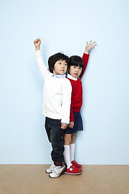 포토 JPG 스튜디오촬영 전신 여자 남자 어린이라이프 어린이 놀이 실내 사람 동양인 소녀 소년 두명 한국인 가위바위보 어린이세상 어린이만 국내포토 바위손 라이프스타일 인종 손짓 내부 파일형식