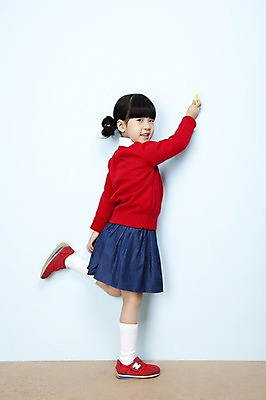 포토 JPG 스튜디오촬영 전신 여자 어린이라이프 초등학생 어린이 포즈 놀이 실내 한명 웃음 들기 사람 동양인 소녀 한국인 낙서 즐거움 분필 어린이세상 여자만 여자한명만 어린이만 소녀만 소녀한명만 국내포토 1 학생 라이프스타일 감정 모션 표정 인종 내부 초크 파일형식