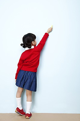 포토 JPG 스튜디오촬영 전신 여자 어린이라이프 초등학생 어린이 놀이 실내 한명 서기 들기 사람 동양인 소녀 뒷모습 한국인 낙서 분필 어린이세상 까치발 여자만 여자한명만 어린이만 소녀만 소녀한명만 국내포토 1 학생 라이프스타일 뷰포인트 모션 발 인종 내부 초크 파일형식