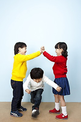 포토 JPG 스튜디오촬영 전신 여자 남자 어린이라이프 어린이 장난 놀이 실내 웃음 사람 동양인 소녀 소년 옆모습 세명 친구 한국인 즐거움 어린이세상 문지기 문지기놀이 지나가기 어린이만 국내포토 라이프스타일 감정 뷰포인트 관계 모션 표정 인종 내부 파일형식