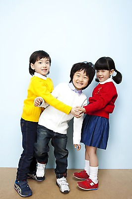 포토 JPG 스튜디오촬영 전신 여자 남자 어린이라이프 어린이 포즈 장난 놀이 실내 웃음 사람 동양인 손짓 소녀 소년 세명 친구 한국인 즐거움 어린이세상 문지기 문지기놀이 어린이만 국내포토 라이프스타일 감정 관계 모션 표정 인종 내부 파일형식