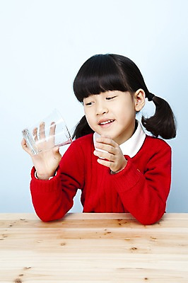 포토 JPG 스튜디오촬영 응시 여자 어린이라이프 초등학생 어린이 놀이 탁자 잔 실내 한명 웃음 들기 사람 동양인 소녀 상반신 컵 한국인 즐거움 어린이세상 여자만 여자한명만 어린이만 소녀만 소녀한명만 국내포토 1 학생 라이프스타일 식기 시선 감정 가구 모션 표정 인종 내부 파일형식