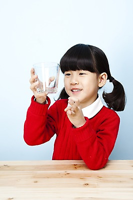 포토 JPG 스튜디오촬영 여자 어린이라이프 초등학생 어린이 놀이 탁자 잔 실내 한명 웃음 들기 사람 동양인 소녀 상반신 컵 한국인 즐거움 신기함 어린이세상 여자만 여자한명만 어린이만 소녀만 소녀한명만 국내포토 1 학생 라이프스타일 식기 감정 가구 컨셉 모션 표정 인종 내부 파일형식