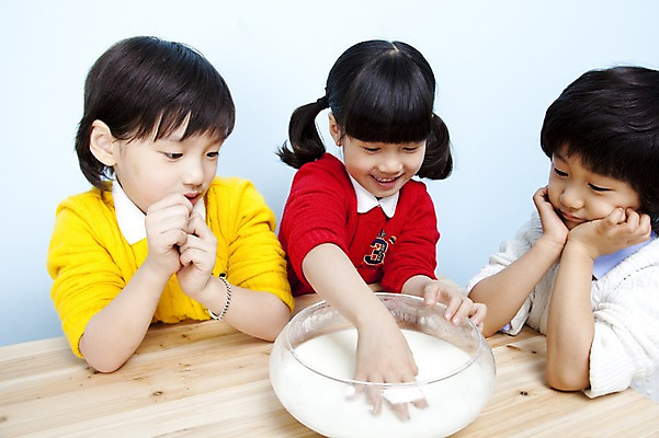 포토 JPG 스튜디오촬영 그릇 여자 남자 어린이라이프 음료 어린이 장난 놀이 탁자 실내 웃음 사람 동양인 소녀 소년 상반신 세명 친구 턱괴기 한국인 우유 집중 즐거움 호기심 어린이세상 유리그릇 믹싱볼 어린이만 국내포토 라이프스타일 식기 감정 가구 컨셉 관계 모션 유리 유제품 표정 인종 내부 파일형식