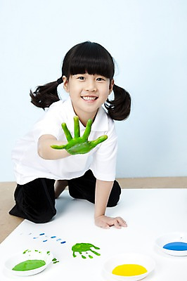 포토 JPG 스튜디오촬영 전신 그릇 접시 여자 어린이라이프 초등학생 어린이 엎드리기 장난 놀이 실내 손바닥 미술 한명 웃음 사람 동양인 소녀 물감 기쁨 한국인 즐거움 어린이세상 도화지 물감놀이 손바닥찍기 여자만 여자한명만 어린이만 소녀만 소녀한명만 국내포토 1 학생 라이프스타일 식기 손 감정 종이 모션 문화예술 표정 인종 내부 미술도구 색칠 파일형식