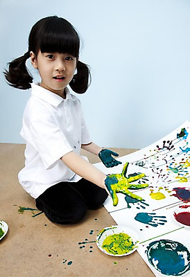 포토 JPG 스튜디오촬영 그릇 접시 여자 어린이라이프 초등학생 어린이 장난 놀이 실내 손바닥 미술 한명 사람 앉기 동양인 소녀 상반신 물감 한국인 즐거움 어린이세상 도화지 물감놀이 손바닥찍기 여자만 여자한명만 어린이만 소녀만 소녀한명만 국내포토 1 학생 라이프스타일 식기 손 감정 종이 모션 문화예술 인종 내부 미술도구 색칠 파일형식