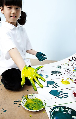 포토 JPG 스튜디오촬영 그릇 접시 여자 어린이라이프 초등학생 어린이 장난 놀이 실내 손바닥 미술 한명 사람 앉기 동양인 소녀 상반신 물감 한국인 즐거움 어린이세상 도화지 보여주기 물감놀이 손바닥찍기 여자만 여자한명만 어린이만 소녀만 소녀한명만 국내포토 1 학생 라이프스타일 식기 손 감정 종이 모션 문화예술 인종 내부 미술도구 색칠 파일형식