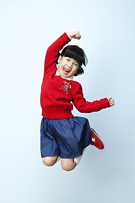 포토 JPG 스튜디오촬영 전신 여자 어린이라이프 초등학생 어린이 포즈 모션 놀이 실내 한명 웃음 사람 동양인 소녀 달리기 점프 기쁨 만세 한국인 즐거움 어린이세상 여자만 여자한명만 어린이만 소녀만 소녀한명만 국내포토 1 학생 라이프스타일 감정 표정 인종 내부 파일형식