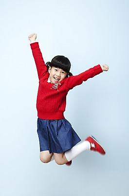 포토 JPG 스튜디오촬영 전신 여자 어린이라이프 초등학생 어린이 포즈 모션 놀이 실내 한명 웃음 사람 동양인 소녀 달리기 점프 기쁨 만세 한국인 즐거움 어린이세상 여자만 여자한명만 어린이만 소녀만 소녀한명만 국내포토 1 학생 라이프스타일 감정 표정 인종 내부 파일형식