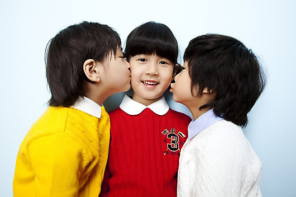 포토 JPG 스튜디오촬영 여자 남자 어린이라이프 어린이 놀이 키스 실내 미소 웃음 사람 동양인 소녀 소년 상반신 옆모습 세명 친구 한국인 어린이세상 어린이만 국내포토 라이프스타일 뷰포인트 관계 표정 인종 내부 애정표현 파일형식