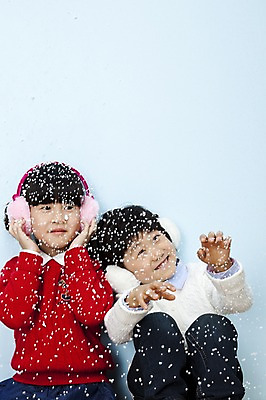 포토 JPG 스튜디오촬영 계절 여자 남자 어린이라이프 어린이 겨울 놀이 실내 웃음 사람 동양인 손짓 소녀 소년 상반신 두명 친구 한국인 눈 떨어짐 귀마개 즐거움 어린이세상 어린이만 국내포토 자연요소 라이프스타일 잡화 감정 컨셉 관계 모션 날씨 표정 인종 내부 파일형식