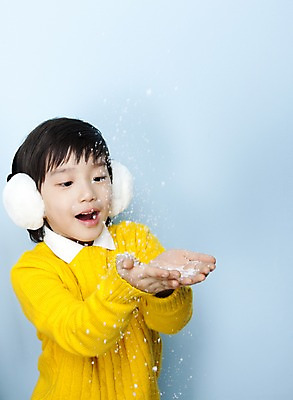 포토 JPG 스튜디오촬영 계절 남자 어린이라이프 초등학생 어린이 겨울 놀이 새로움 실내 한명 사람 동양인 손짓 소년 상반신 한국인 양손 눈 떨어짐 귀마개 즐거움 신기함 어린이세상 획득 남자만 남자한명만 어린이만 소년만 소년한명만 국내포토 자연요소 1 학생 라이프스타일 손 잡화 감정 컨셉 모션 날씨 인종 내부 파일형식