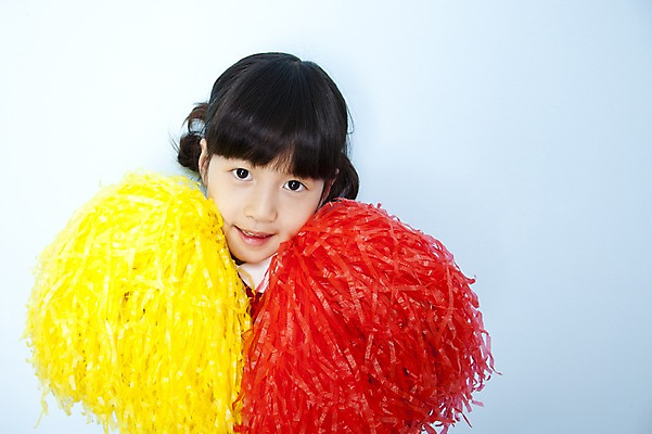 포토 JPG 스튜디오촬영 여자 어린이라이프 초등학생 어린이 포즈 응원 놀이 실내 한명 미소 웃음 들기 사람 동양인 소녀 상반신 한국인 응원용품 어린이세상 응원수술 여자만 여자한명만 어린이만 소녀만 소녀한명만 국내포토 1 학생 라이프스타일 모션 표정 인종 내부 오브젝트 파일형식