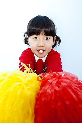 포토 JPG 스튜디오촬영 여자 어린이라이프 초등학생 어린이 포즈 응원 놀이 실내 한명 웃음 들기 사람 동양인 소녀 상반신 한국인 응원용품 즐거움 어린이세상 응원수술 여자만 여자한명만 어린이만 소녀만 소녀한명만 국내포토 1 학생 라이프스타일 감정 모션 표정 인종 내부 오브젝트 파일형식