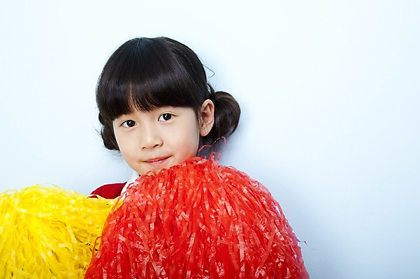 포토 JPG 스튜디오촬영 여자 어린이라이프 초등학생 어린이 포즈 응원 놀이 실내 한명 들기 사람 동양인 소녀 상반신 한국인 응원용품 어린이세상 응원수술 여자만 여자한명만 어린이만 소녀만 소녀한명만 국내포토 1 학생 라이프스타일 모션 인종 내부 오브젝트 파일형식