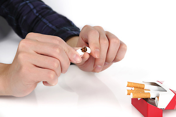 포토 JPG 스튜디오촬영 손 캠페인 담배 실내 건강 손짓 신체부위 건강관리 선택 결심 알림 금연 담배갑 꺾음 국내포토 컨셉 모션 관리 사람 내부 사회이슈 파일형식