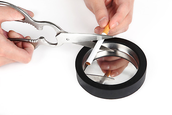 포토 JPG 스튜디오촬영 손 캠페인 생활용품 가위 담배 실내 건강 손짓 신체부위 건강관리 사무용품 선택 결심 자르기 알림 금연 재떨이 국내포토 컨셉 모션 문구용품 관리 사람 내부 사회이슈 오브젝트 파일형식