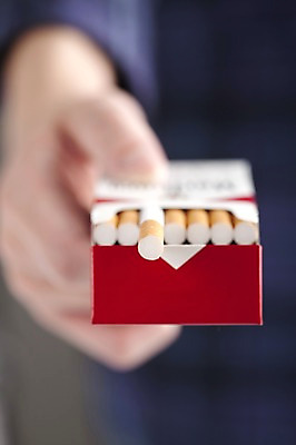 포토 JPG 스튜디오촬영 손 캠페인 담배 실내 건강 들기 신체부위 건강관리 결심 알림 주기 금연 담배갑 한개비 국내포토 1 컨셉 모션 관리 사람 내부 사회이슈 파일형식