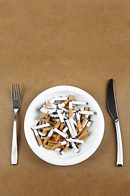 포토 JPG 스튜디오촬영 그릇 식기 접시 캠페인 생활용품 포크 담배 실내 건강 경고 사람없음 하이앵글 건강관리 나이프 알림 금연 담배꽁초 국내포토 뷰포인트 관리 내부 칼 사회이슈 오브젝트 파일형식