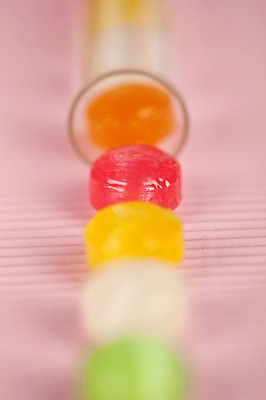 포토 JPG 스튜디오촬영 기념일 백그라운드 화이트데이 유리병 디저트 발렌타인데이 사탕 이벤트 근접촬영 사람없음 아웃포커스 장식 시험관 유리관 국내포토 음식 뷰포인트 데이이벤트 병_용기 촬영기법 실내 실험기구 파일형식