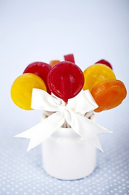 포토 JPG 스튜디오촬영 기념일 리본 백그라운드 화이트데이 유리병 디저트 발렌타인데이 막대사탕 사탕 이벤트 근접촬영 사람없음 장식 병 국내포토 식기 음식 뷰포인트 데이이벤트 병_용기 실내 파일형식