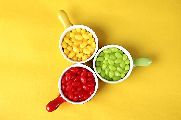 포토 JPG 스튜디오촬영 기념일 백그라운드 화이트데이 디저트 잔 발렌타인데이 사탕 이벤트 사람없음 장식 컵 하이앵글 커피잔 국내포토 식기 커피 음식 뷰포인트 데이이벤트 실내 파일형식