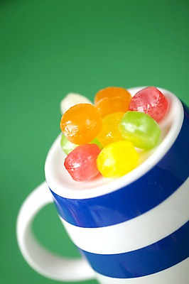 포토 JPG 스튜디오촬영 기념일 백그라운드 화이트데이 디저트 잔 발렌타인데이 사탕 이벤트 근접촬영 사람없음 아웃포커스 장식 컵 커피잔 국내포토 식기 커피 음식 뷰포인트 데이이벤트 촬영기법 실내 파일형식