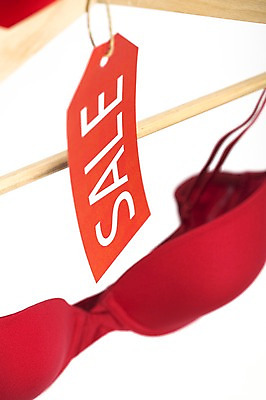 포토 JPG 스튜디오촬영 옷 리본 사람없음 아웃포커스 빨간색 쇼핑 판매 세일 속옷 옷걸이 브래지어 여성속옷 국내포토 컬러 촬영기법 실내 파일형식