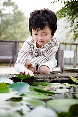 포토 JPG 주간 식물 남자 어린이라이프 초등학생 어린이 놀이 휴식 한명 웃음 사람 앉기 동양인 소년 상반신 취미 야외 앞모습 귀여움 만지기 연잎 우물 남자만 남자한명만 어린이만 소년만 소년한명만 국내포토 자연요소 1 학생 라이프스타일 뷰포인트 컨셉 잎 모션 표정 인종 파일형식