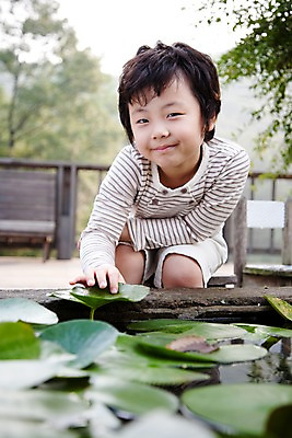포토 JPG 주간 식물 남자 어린이라이프 초등학생 어린이 놀이 휴식 한명 웃음 사람 앉기 동양인 소년 상반신 취미 야외 앞모습 귀여움 만지기 잡기 연잎 우물 남자만 남자한명만 어린이만 소년만 소년한명만 국내포토 자연요소 1 학생 라이프스타일 뷰포인트 컨셉 잎 모션 표정 인종 파일형식